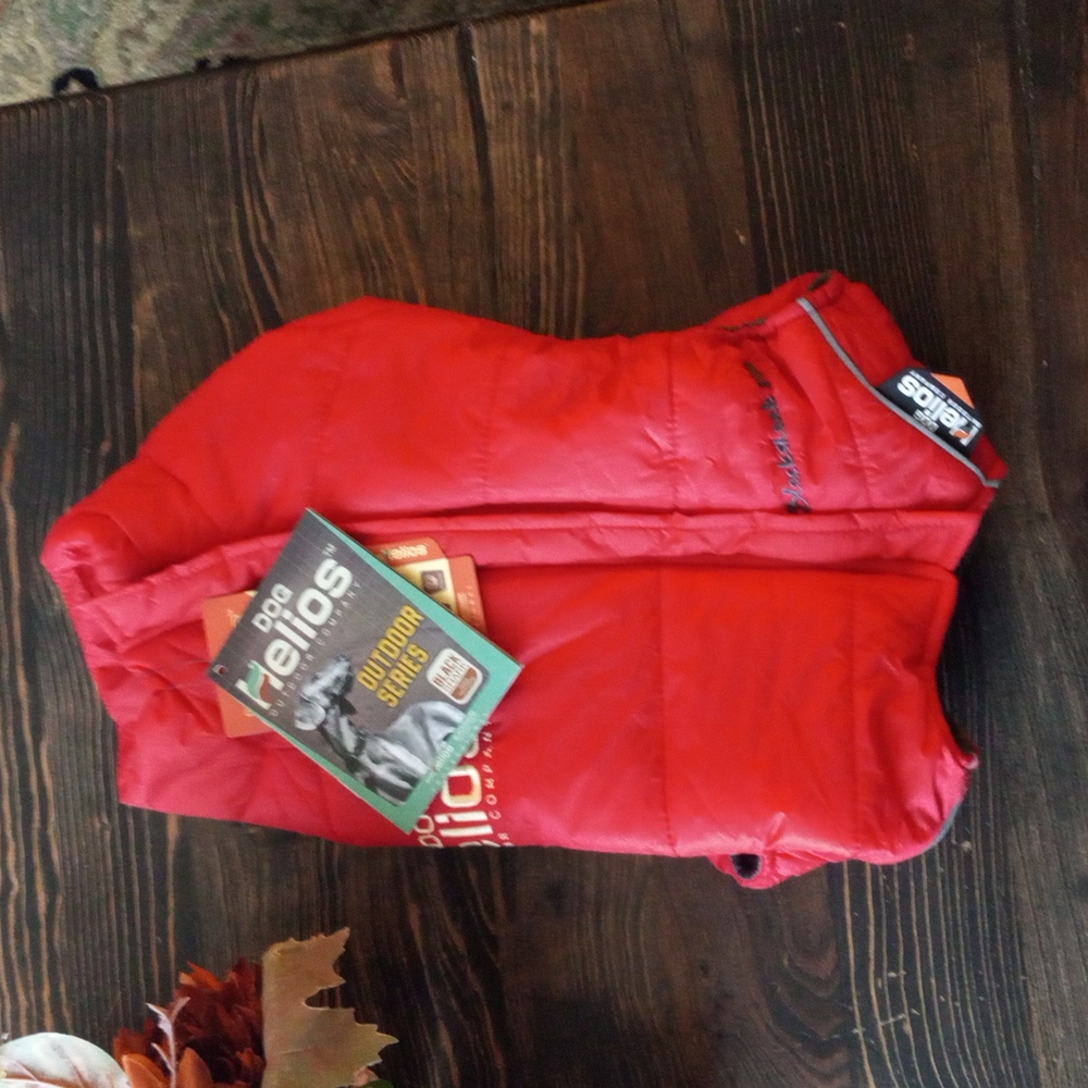 Full-bodied snow suit. Size small. Brand new never been worn.